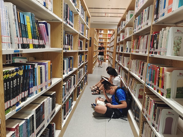 24x7随处可见在省图书馆借阅区阅读的读者.jpg